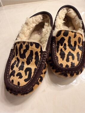 UGG womens Leopard-Print Moccasin Slippers in Brown/Black